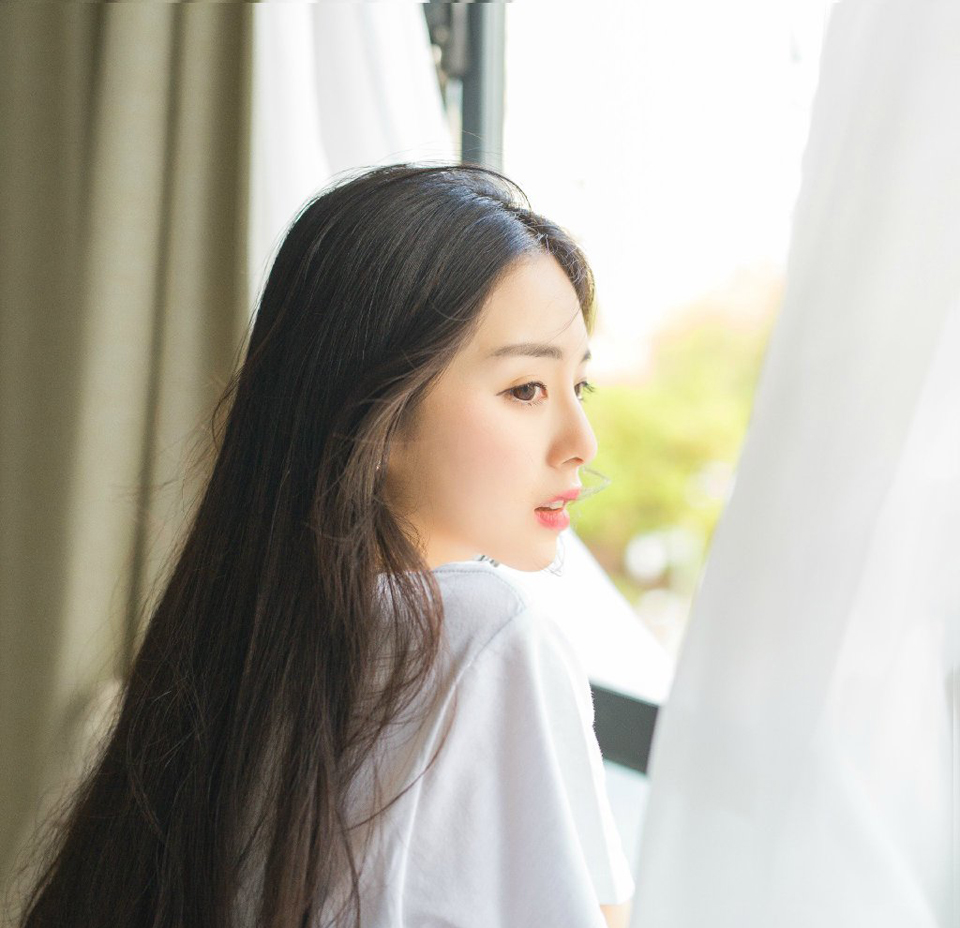 “何人在外面！？”房间里的欢好之声停下来，刘璋有些恼怒的声音响起。
